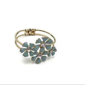 Feminine floral bracelet